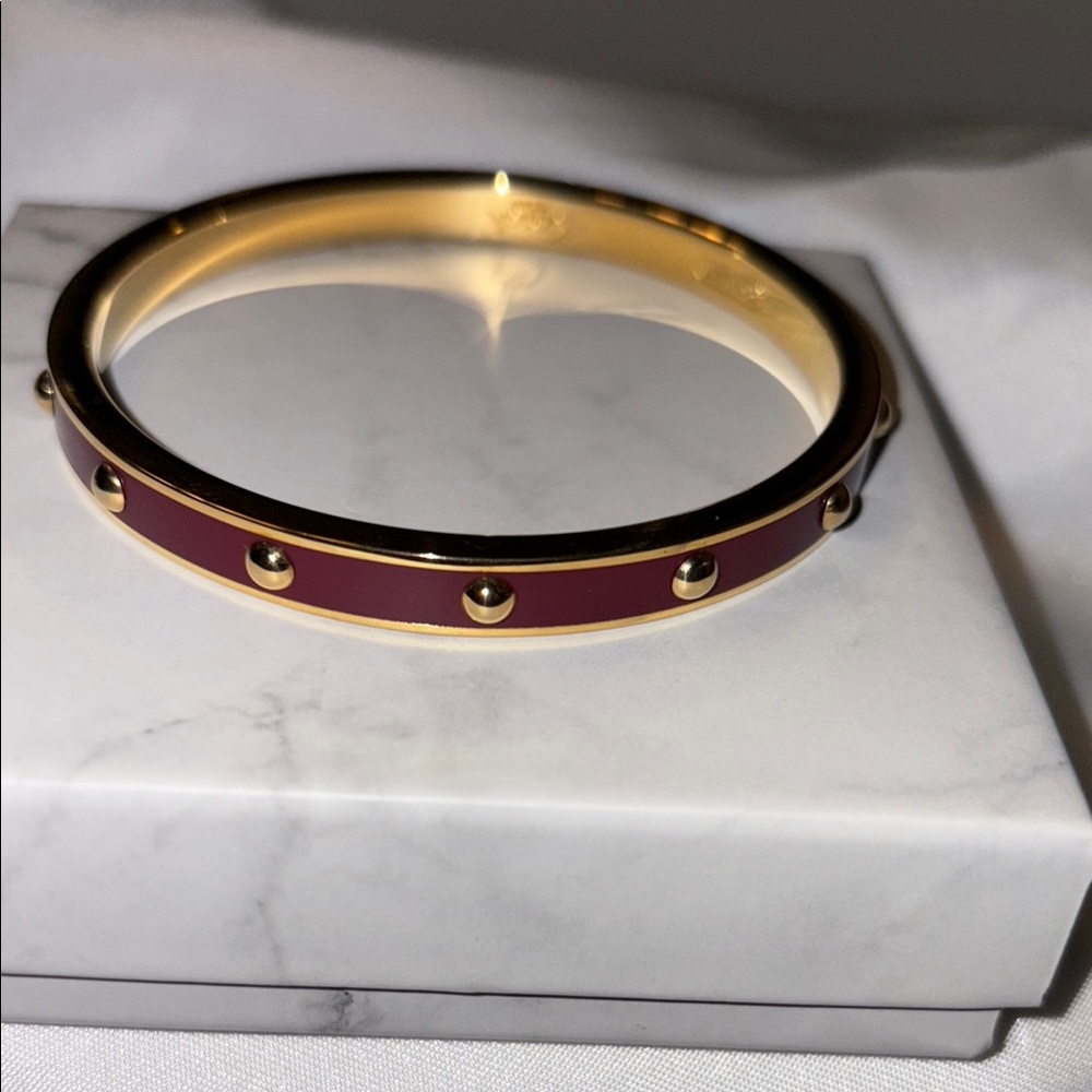 Elegant Gold and Red Bangle Bracelet. ID 70.